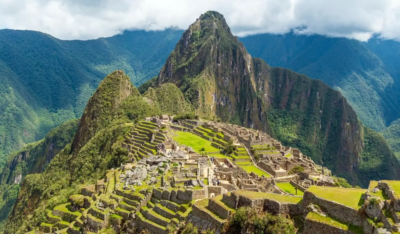 Peru'daki Machu Picchu'nun ünlü kalıntılarına ve yemyeşil ormanlarına bakan