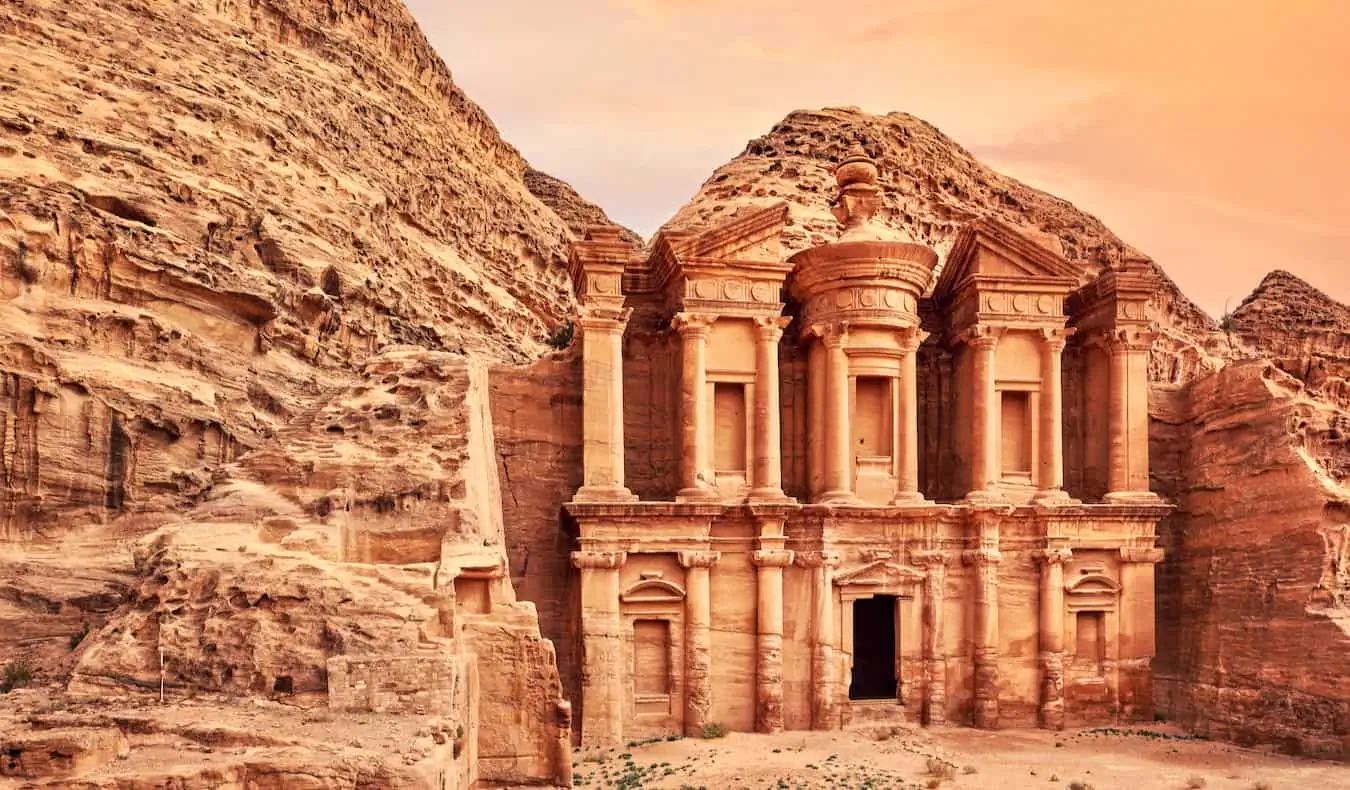 Pintu masuk ikonik ke reruntuhan Petra, sebuah situs UNESCO di Yordania