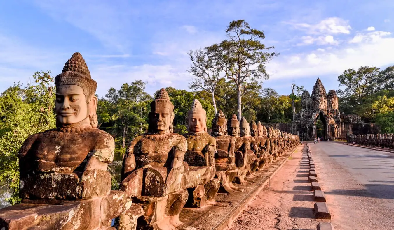 Güzel Kamboçya'da Angkor Wat'a giden yol boyunca uzanan ikonik heykeller