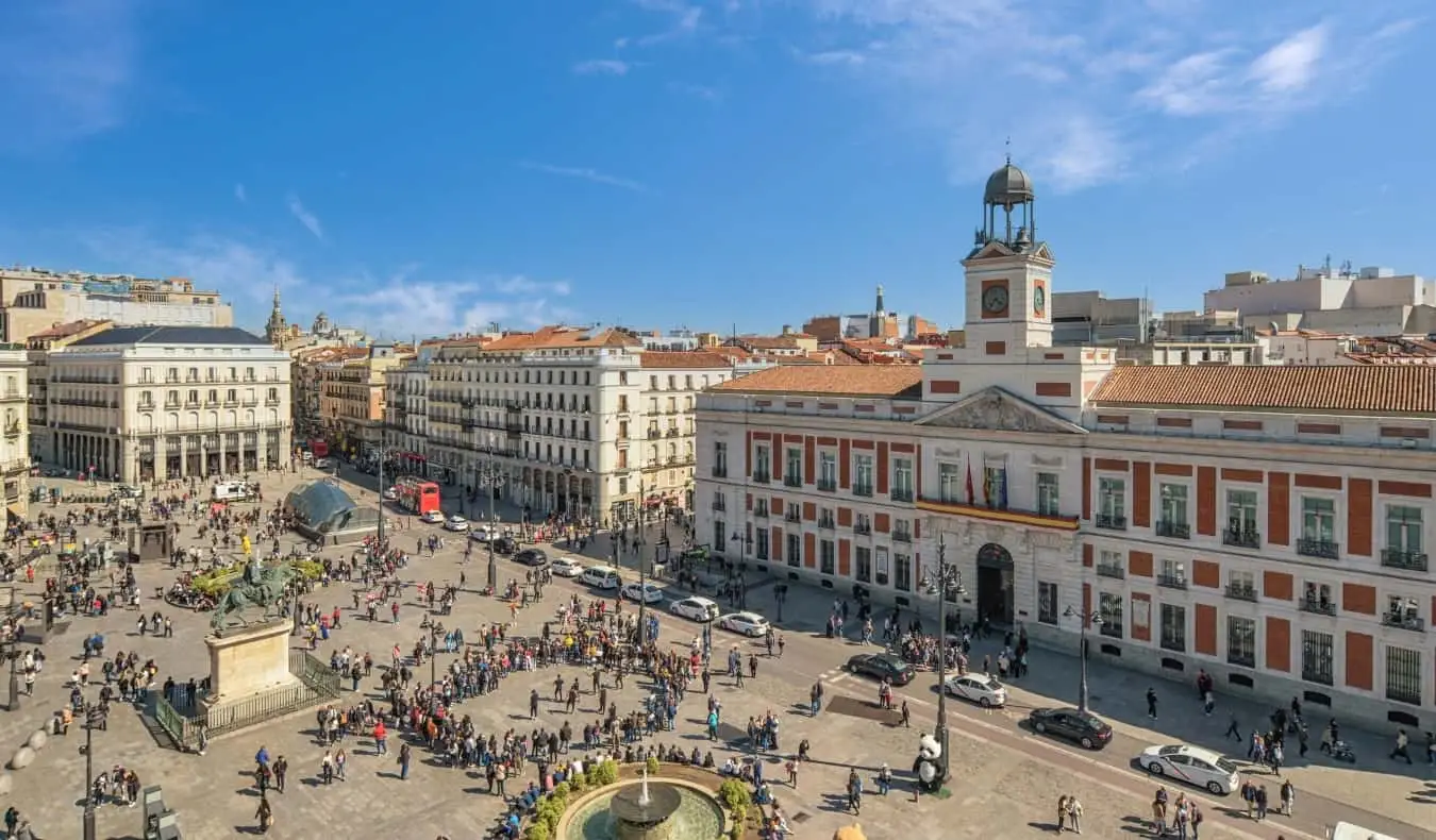 Ang Puerta del Sol plaza sa Madrid, Spain