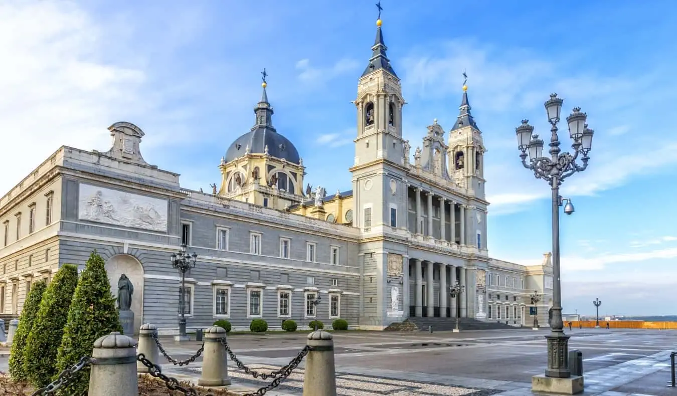 Das Äußere der Almudena-Kathedrale in Madrid, Spanien