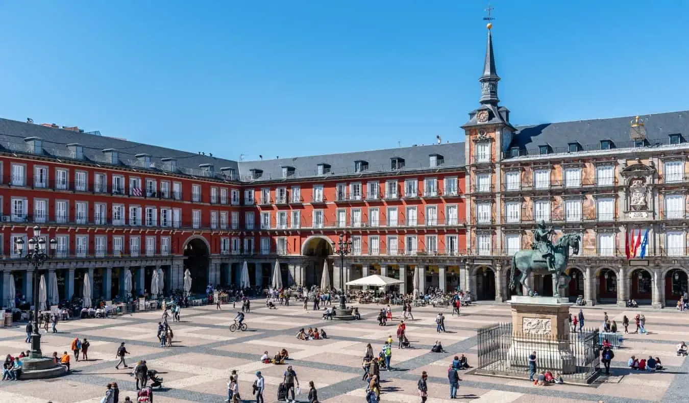 Die weitläufige Plaza Mayor, ein historischer Platz in Madrid, Spanien