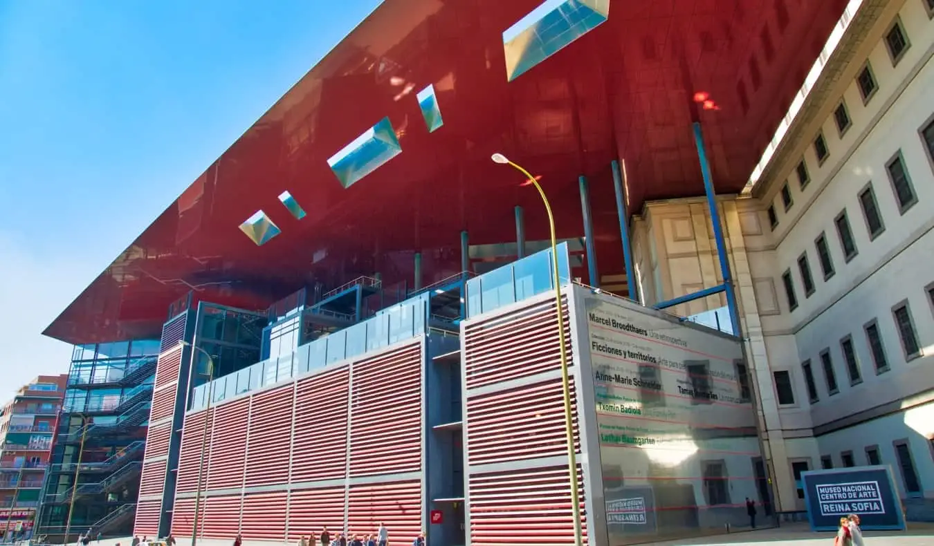 El exterior del Museo Reina Sofía, con un techo rojo brillante y un diseño moderno, en Madrid, España