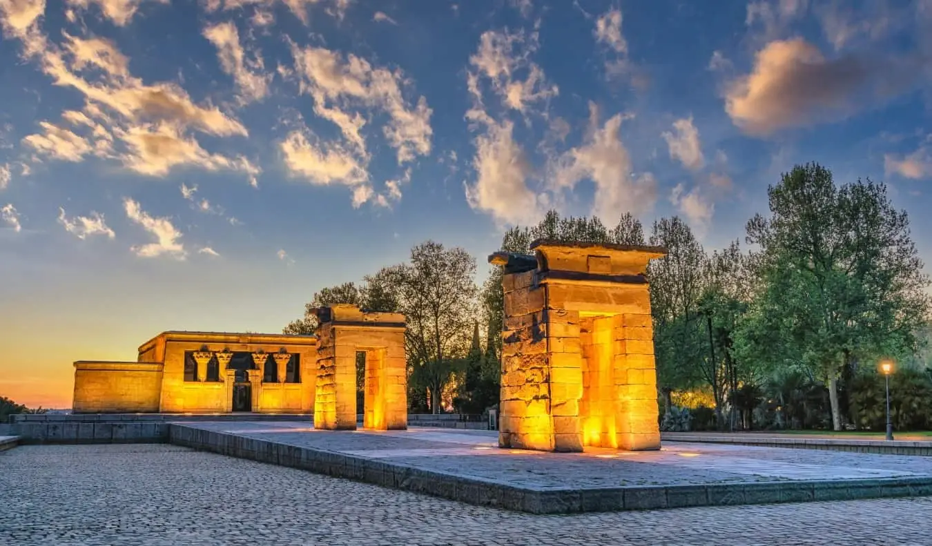 Ang sinaunang Templo ng Debod ay lumiwanag sa gabi sa Madrid, Spain