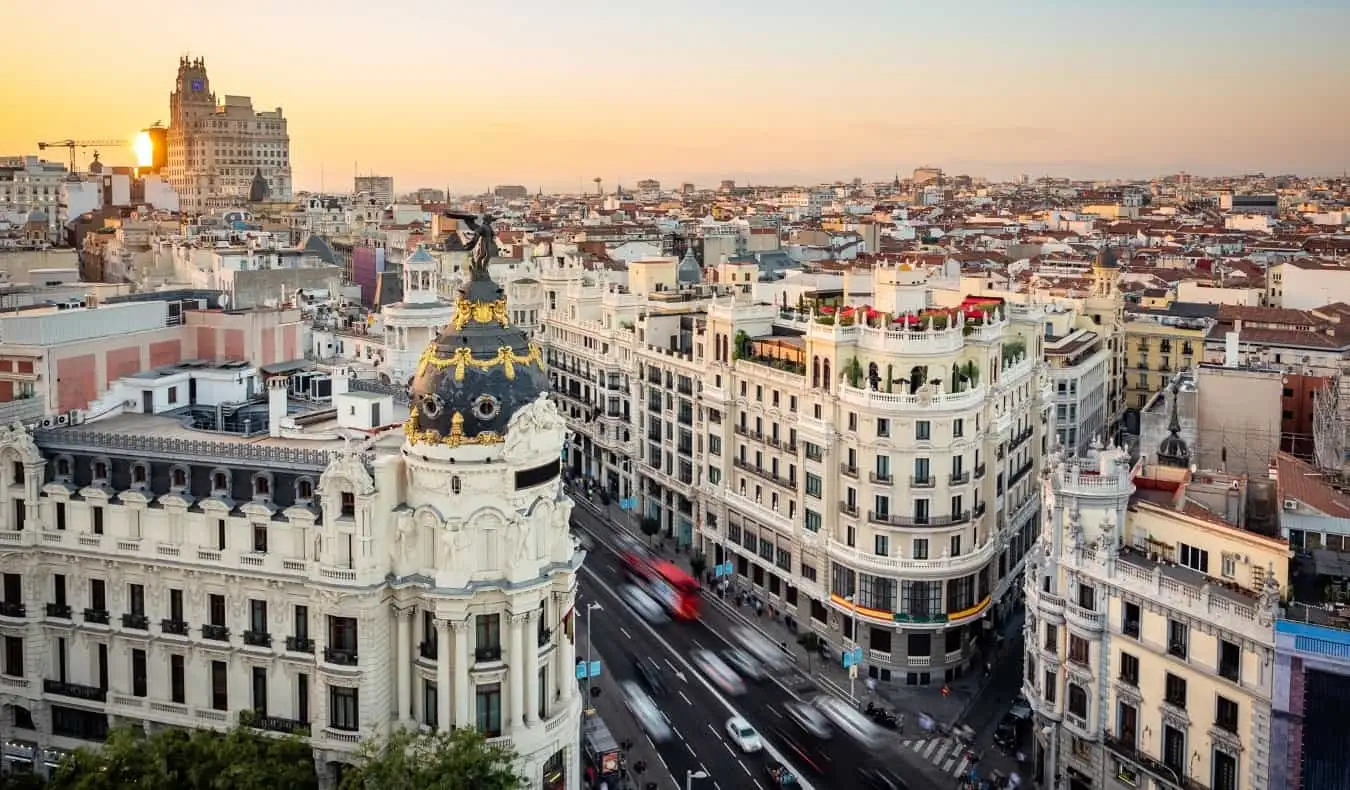 Den historiske skyline av Madrid, Spania ved solnedgang