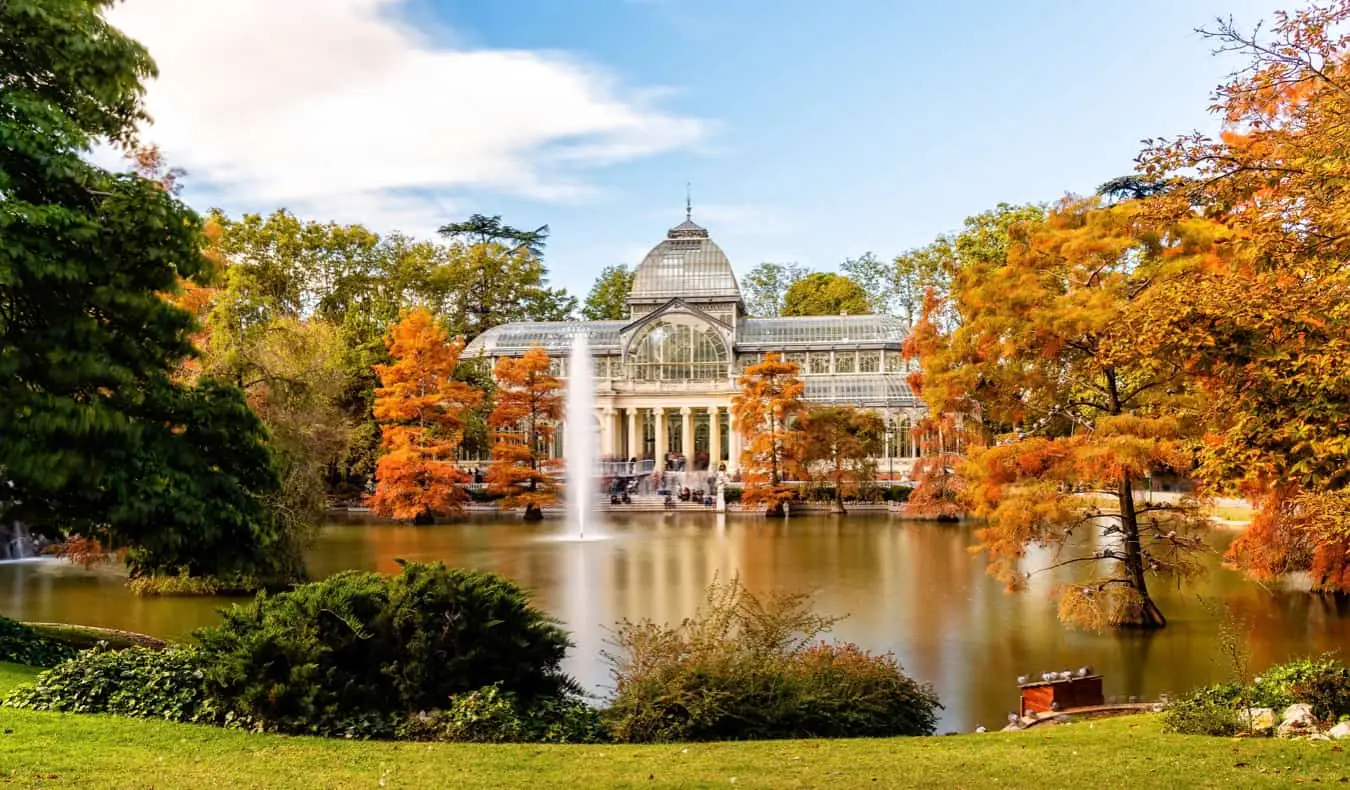 En afslappende park og lille sø i solrige Madrid, Spanien