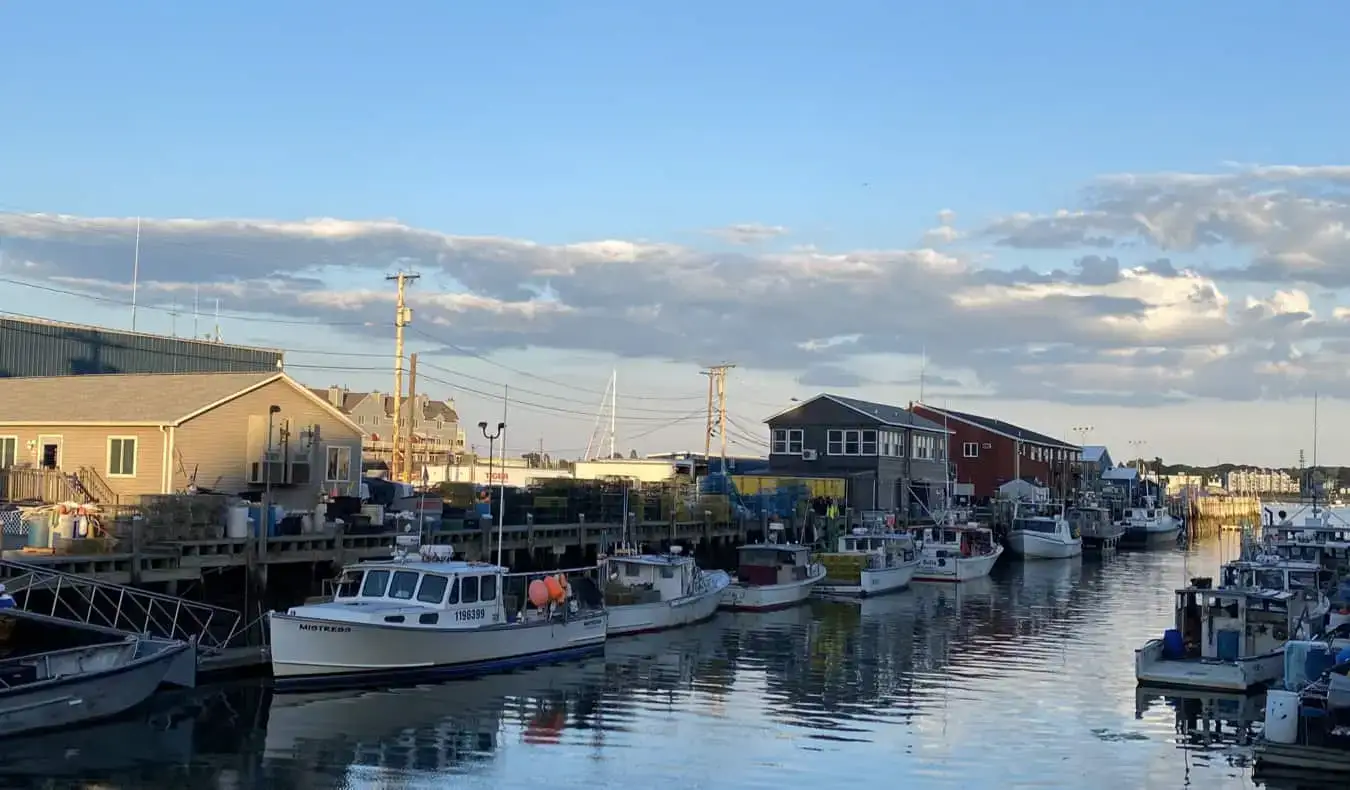 Rušný přístav na pobřeží Maine, USA