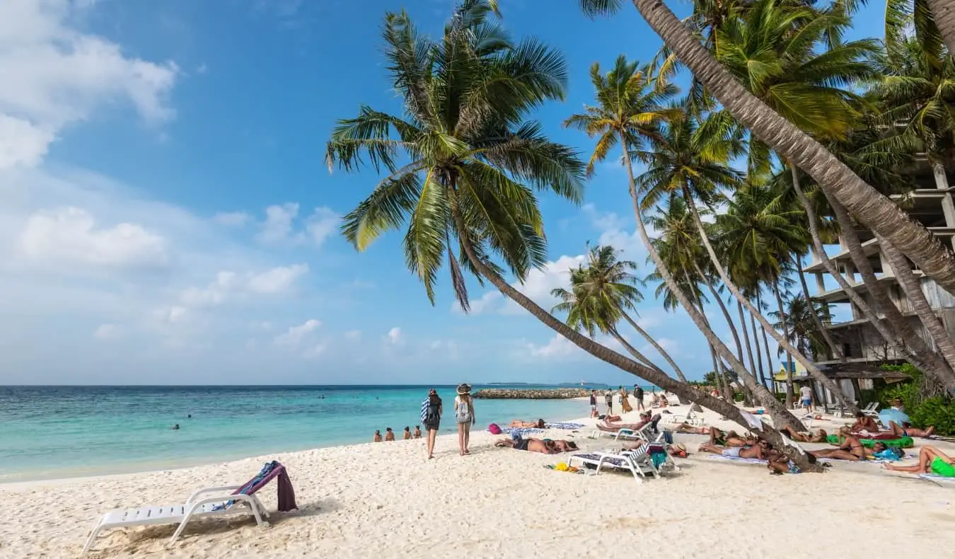 Mensen loungen op het strand in Maafushi op de Malediven