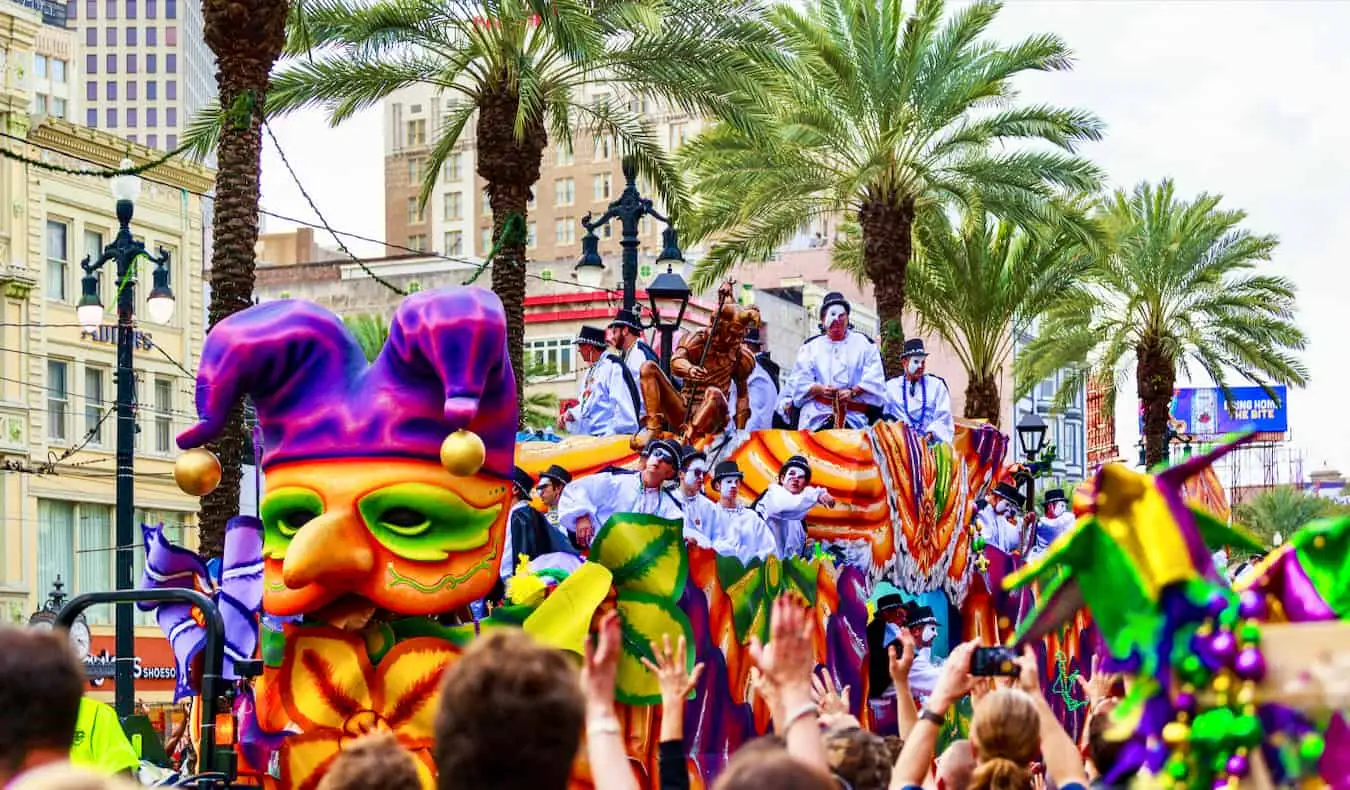 Ľudia oslavujúci Mardi Gras počas divokej prehliadky v New Orleans