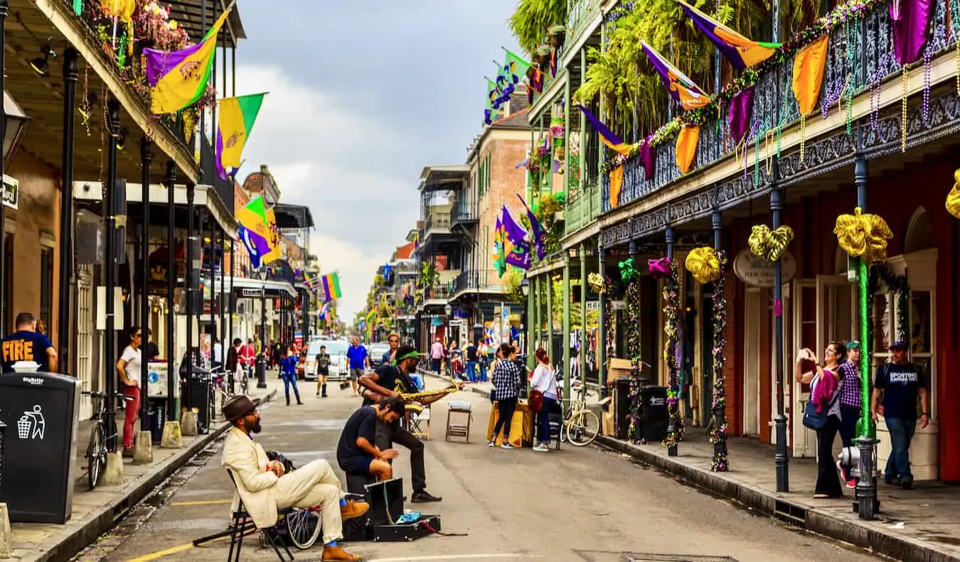 ผู้คนเดินและเล่นดนตรีในย่าน French Quarter อันคึกคักของเมืองนิวออร์ลีนส์ สหรัฐอเมริกา