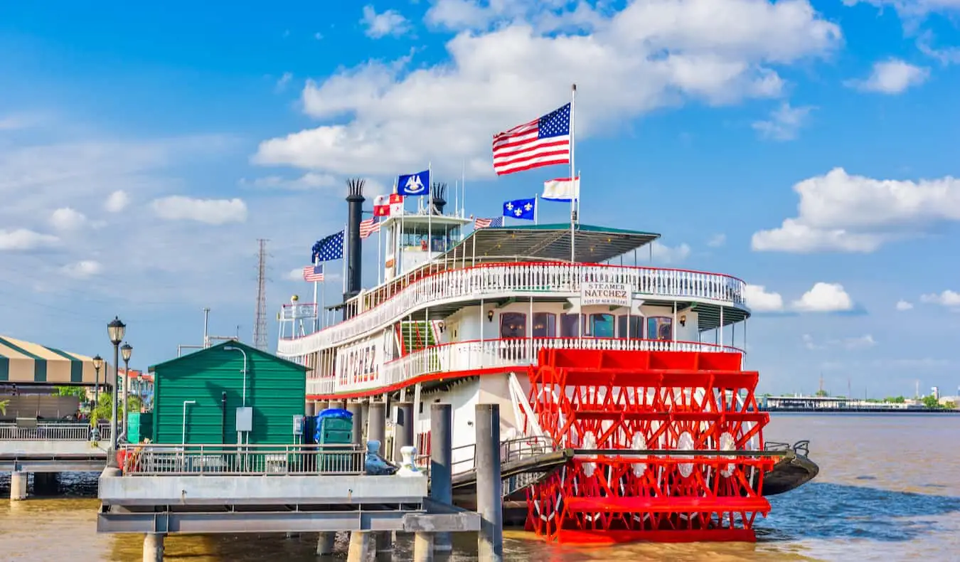 Den historiske dampbåten Natchez på elven i solfylte New Orleans, USA