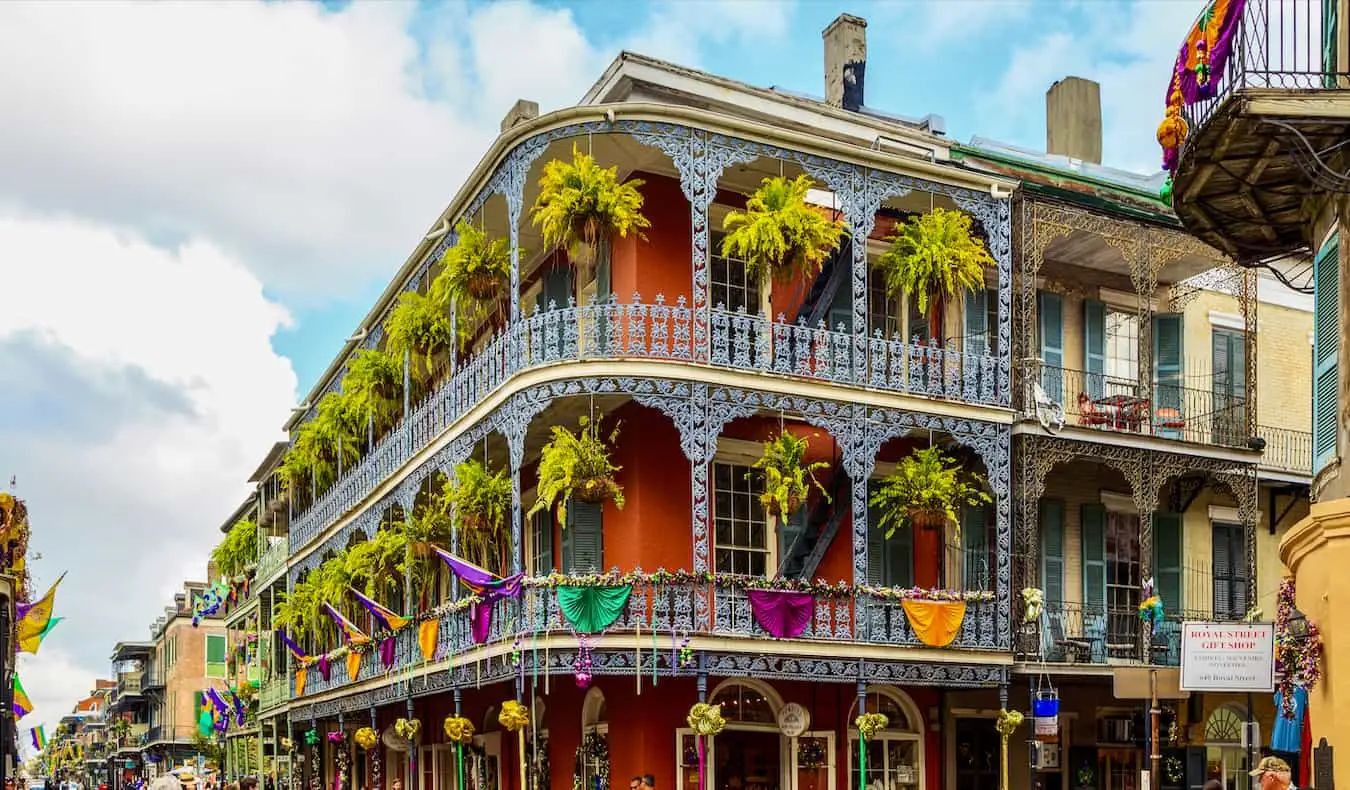 En av de många gamla, färgglada byggnaderna i det livliga New Orleans