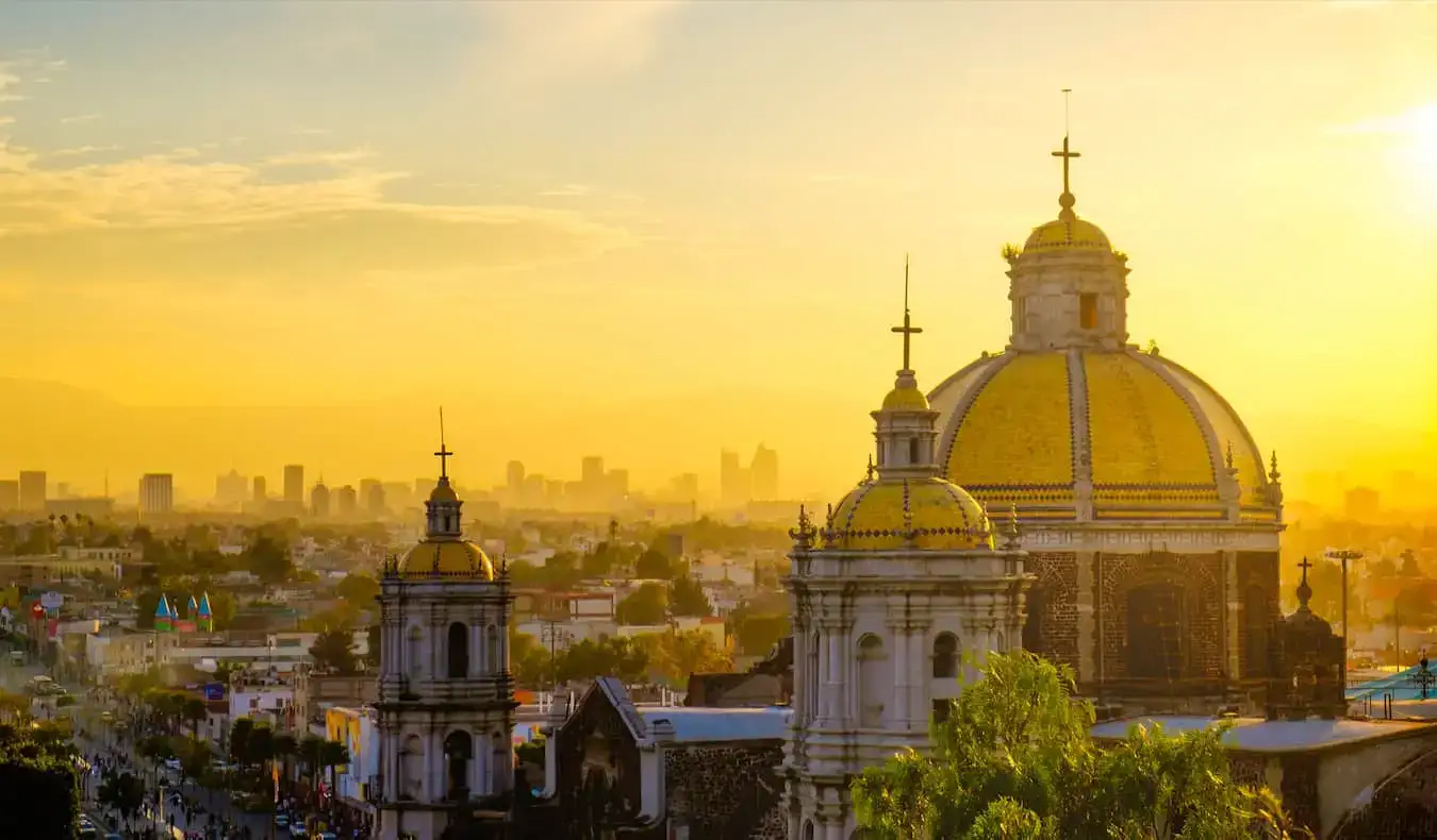 Langit keemasan di atas cakrawala pusat kota Mexico City yang luas di Meksiko