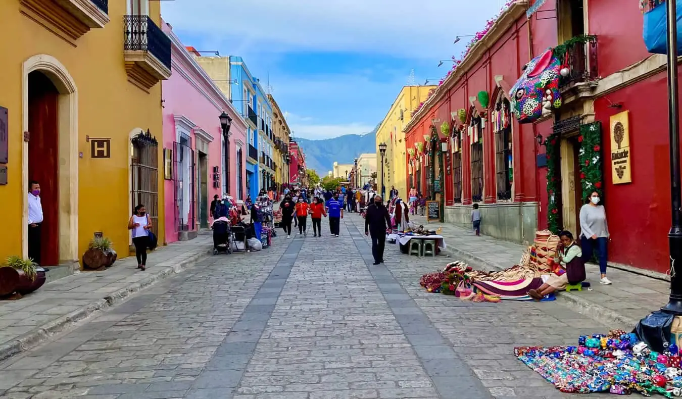 Folk som selger varer i en rolig gate i Oaxaca, Mexico