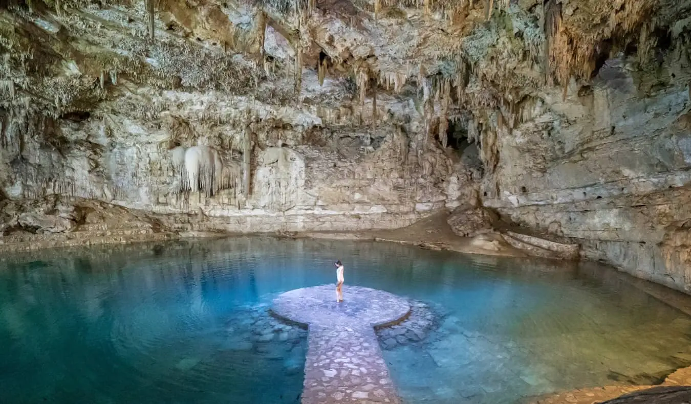 Samostatná cestovatelka Kristin Addissová v Mexiku si užívá obrovské podzemí cenote