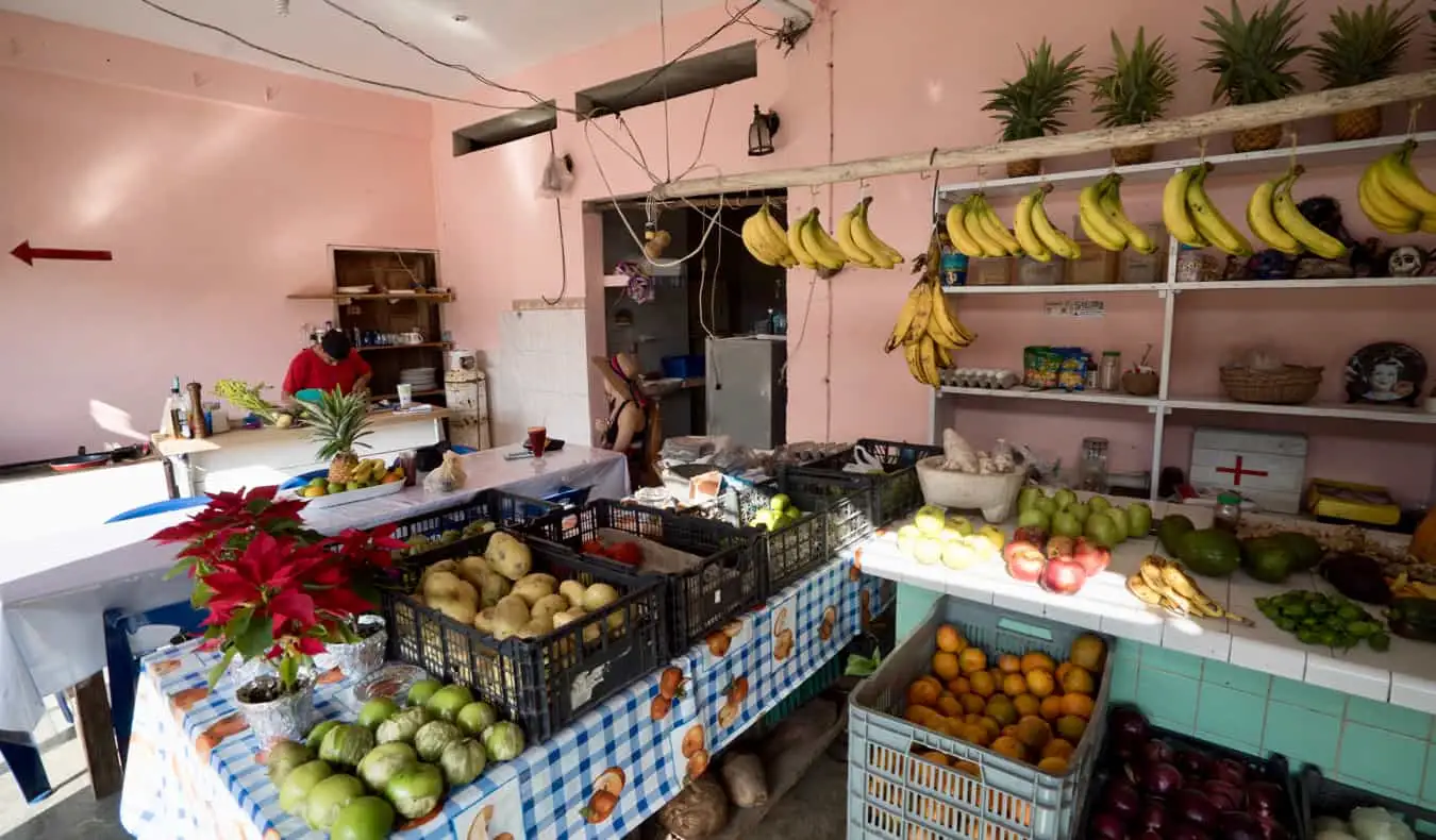 Vrouwelijke soloreiziger Kristin Addiss in een kleine winkel in Mexico