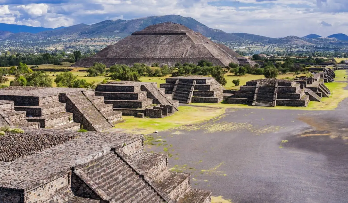 Niekoľko veľkých pyramíd v Teotihuacáne neďaleko Mexico City, Mexiko