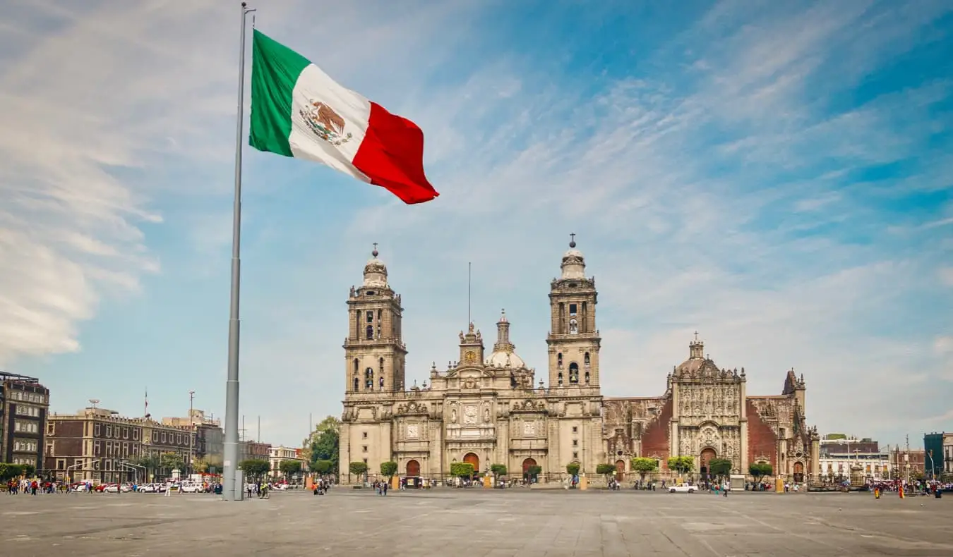 Bendera Meksiko berukuran besar di depan salah satu dari banyak bangunan bersejarah di Mexico City, Meksiko