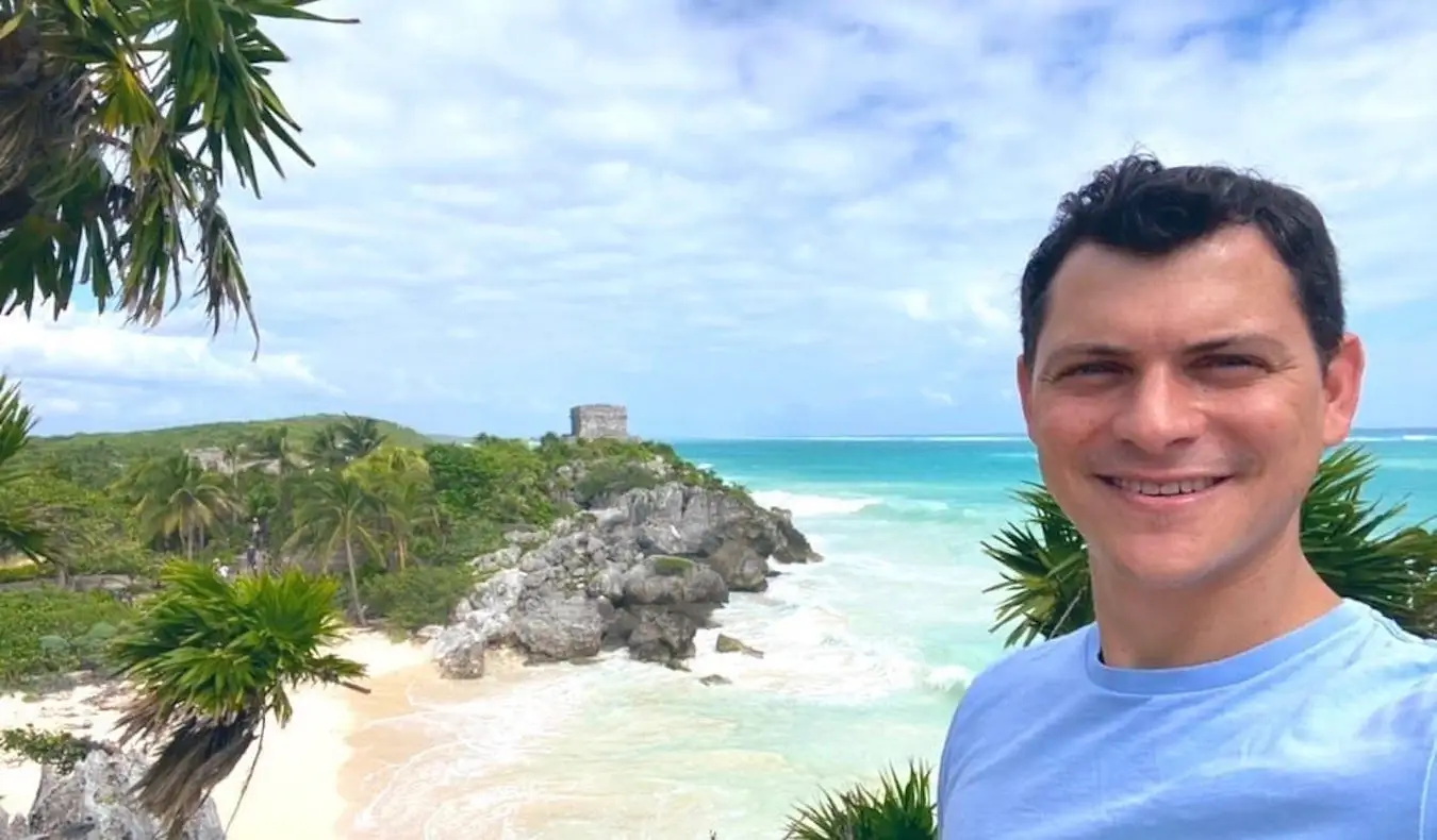 Noamdic Matt poseert bij ruïnes op het strand in Tulum, Mexico