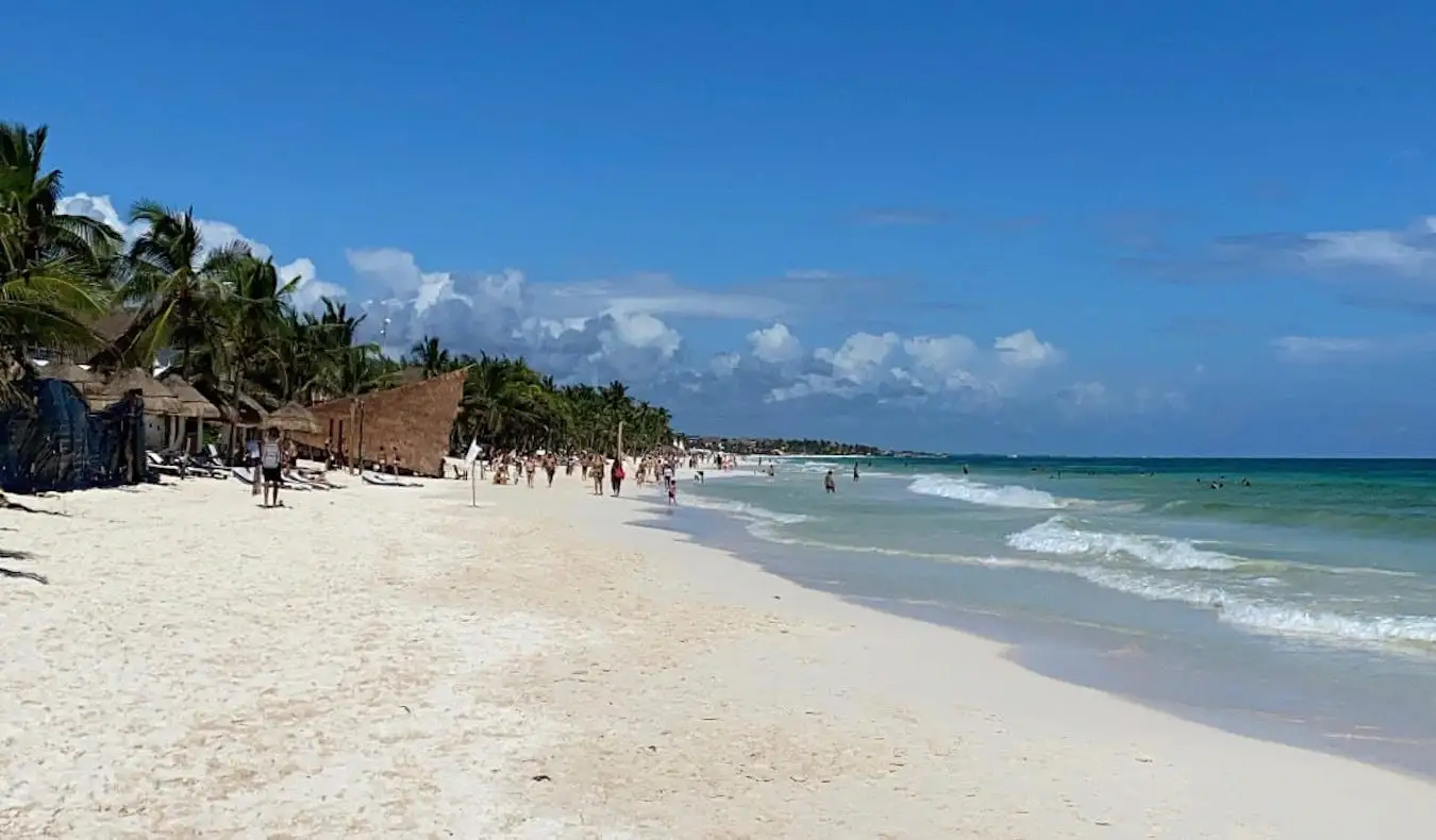 Pantai yang luas pada hari yang cerah di Tulum, Mexico