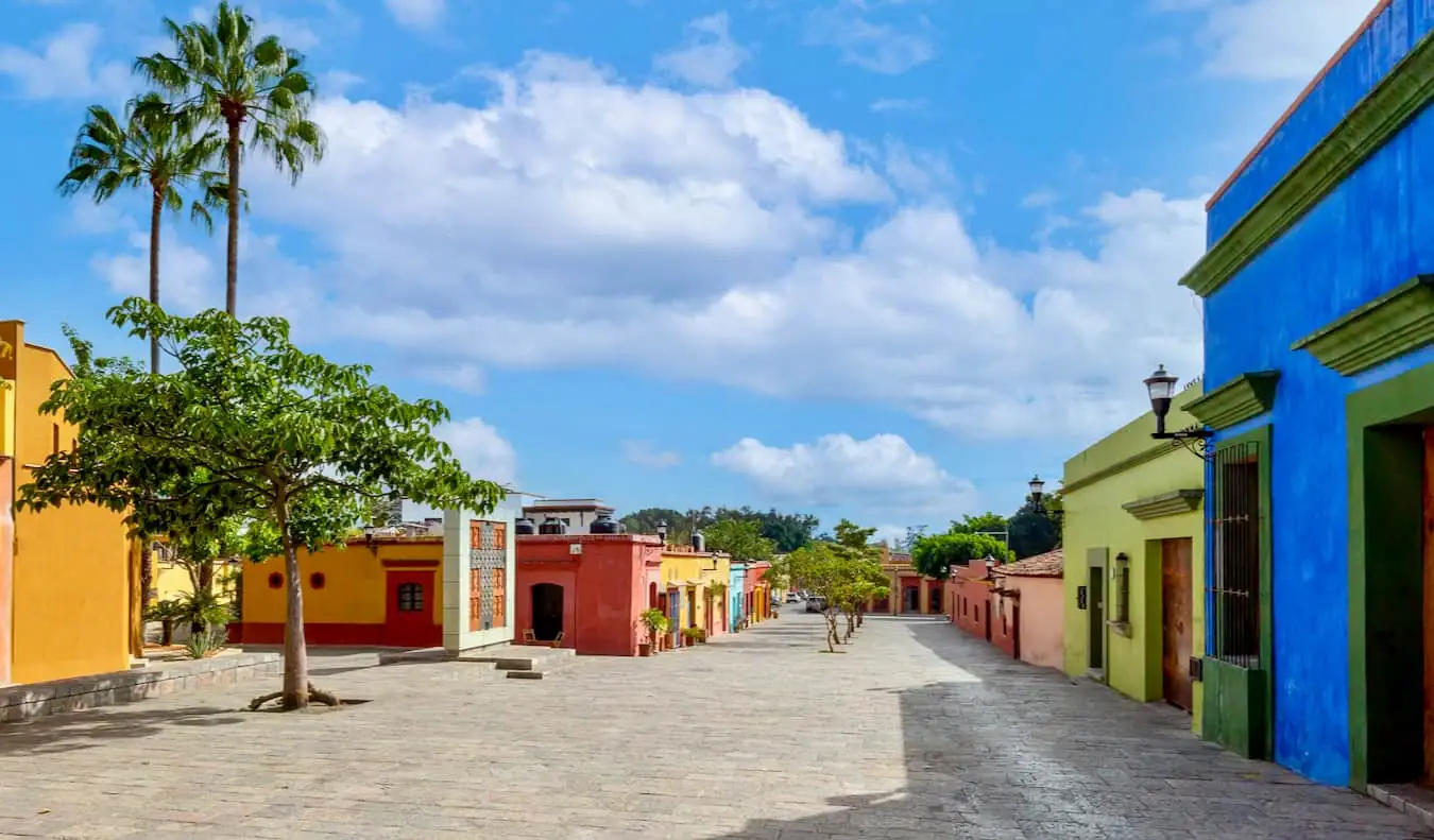 மெக்சிகோவின் அழகான ஓக்ஸாக்காவின் வண்ணமயமான டவுன்டவுன் பகுதி ஒரு வெயில் நாளில்