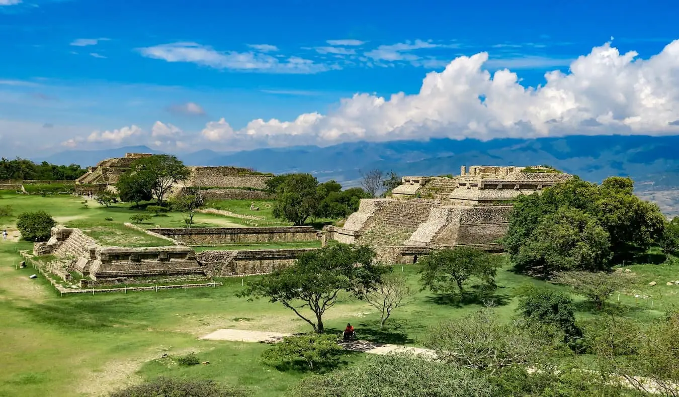 Tàn tích bản địa cổ xưa của Monte Alban gần Oaxaca, Mexico