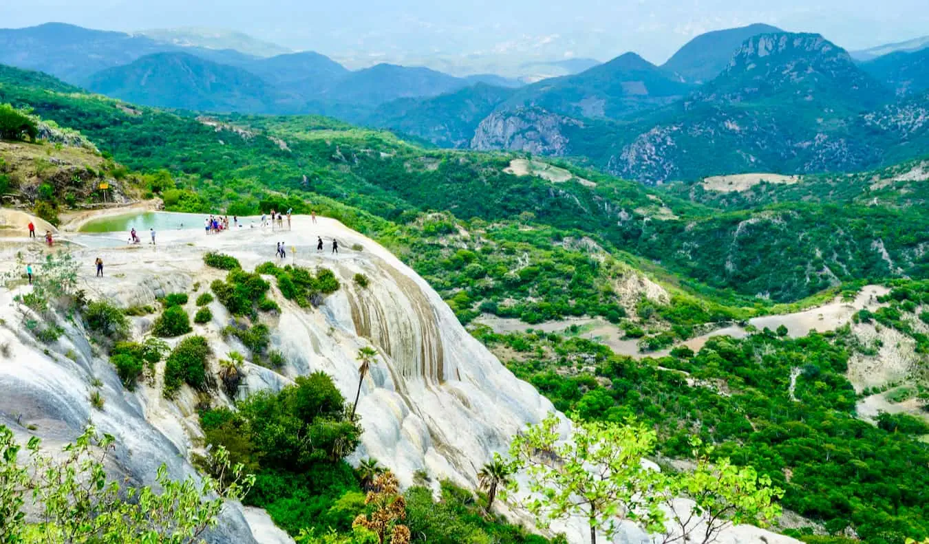 மெக்சிகோவின் ஓக்ஸாக்காவிற்கு அருகில் உள்ள ஹைர்வ் எல் அகுவா குளங்களில் நீச்சல் அடிக்கும் மக்கள்