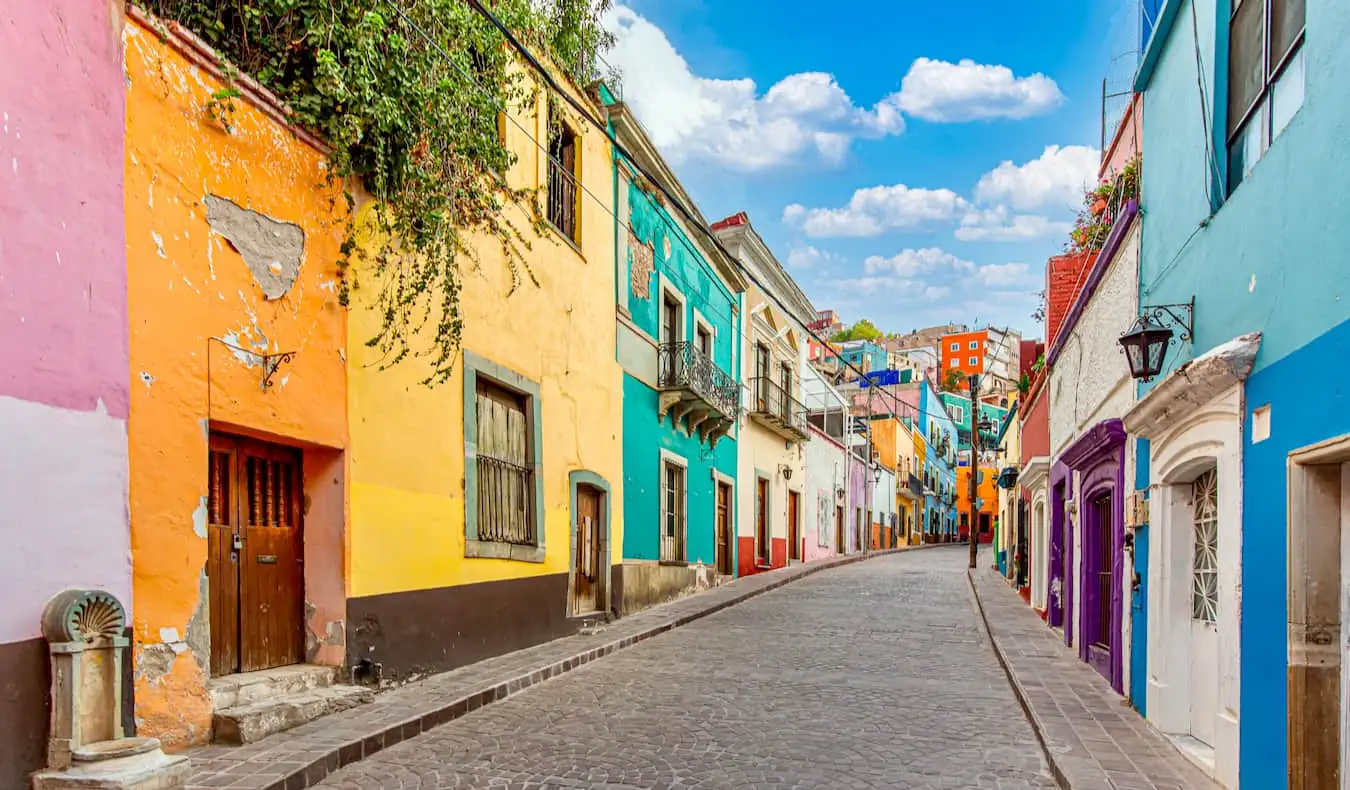 Een kleurrijke, lege geplaveide straat in Mexico