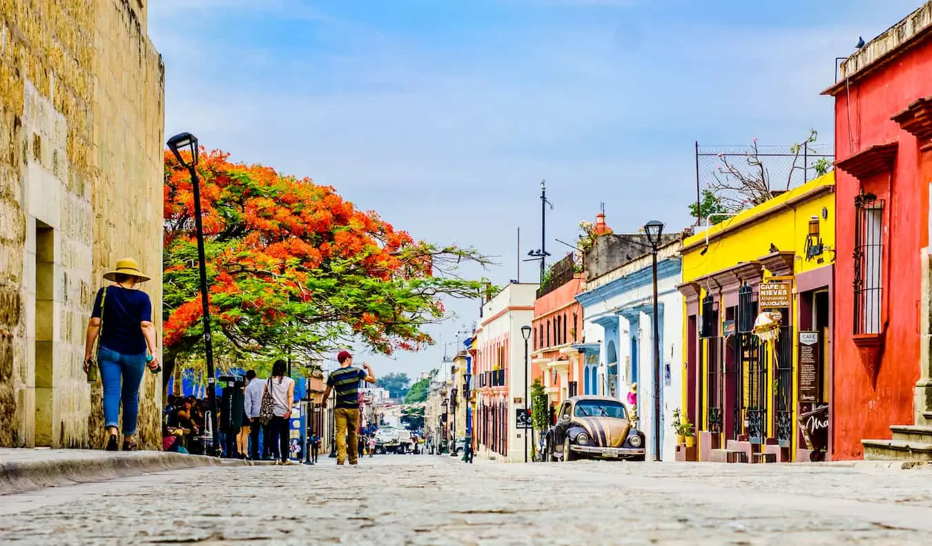 Een kleurrijke straat met voetgangers op een zonnige dag in Oaxaca, Mexico