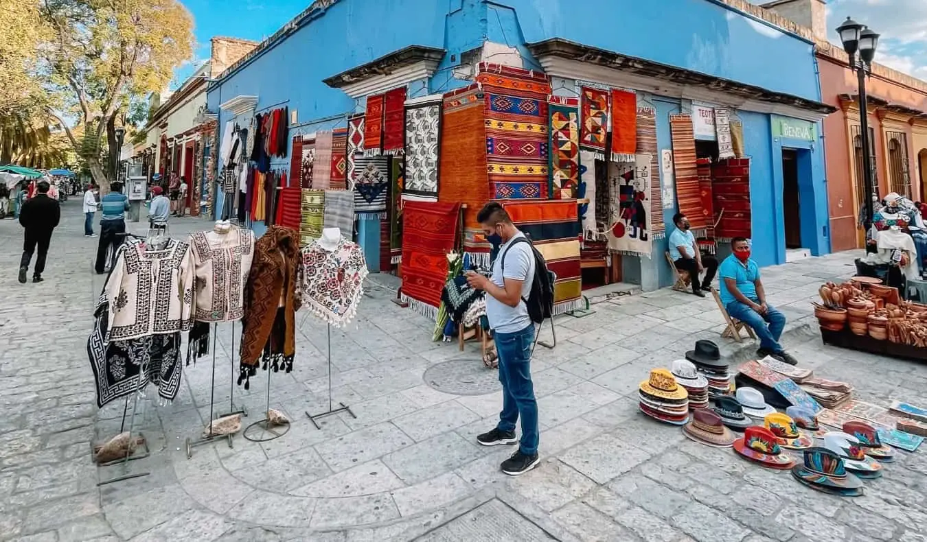 Um pequeno mas colorido mercado local em Oaxaca, México