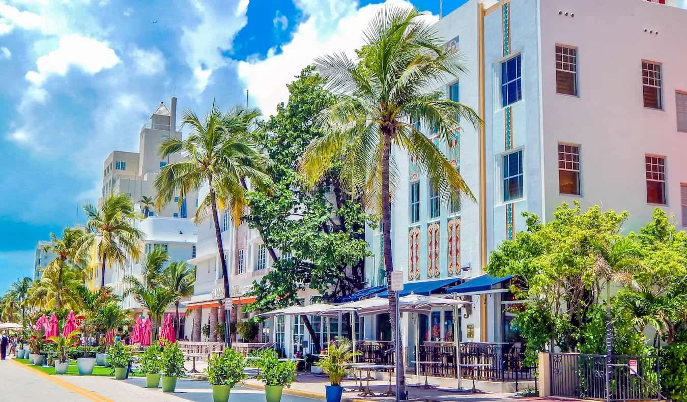 Võluvad art deco stiilis hooned Ocean Drive'i ääres South Beachis, Miamis päikesepaistelisel päeval