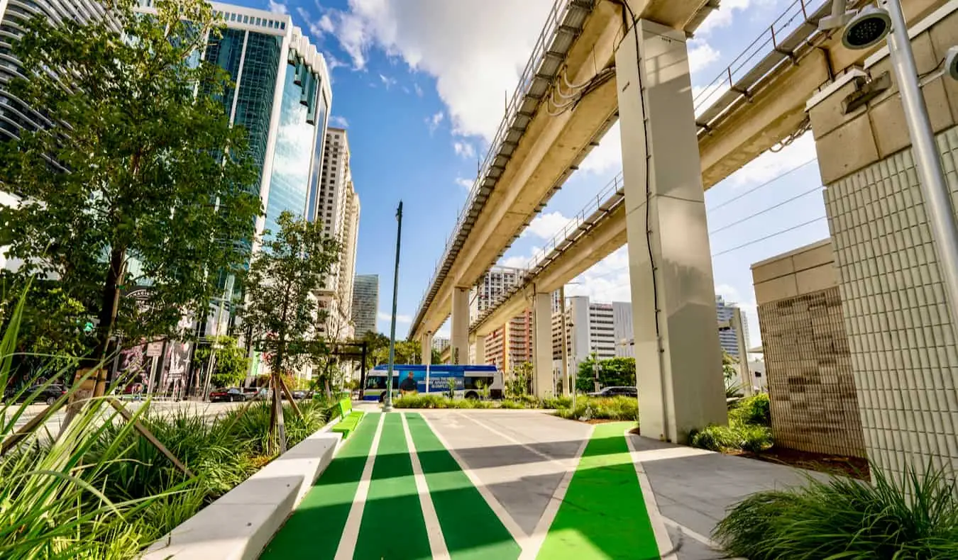 The Underline, een wandelpad in Brickell, Miami op een zonnige dag in de stad