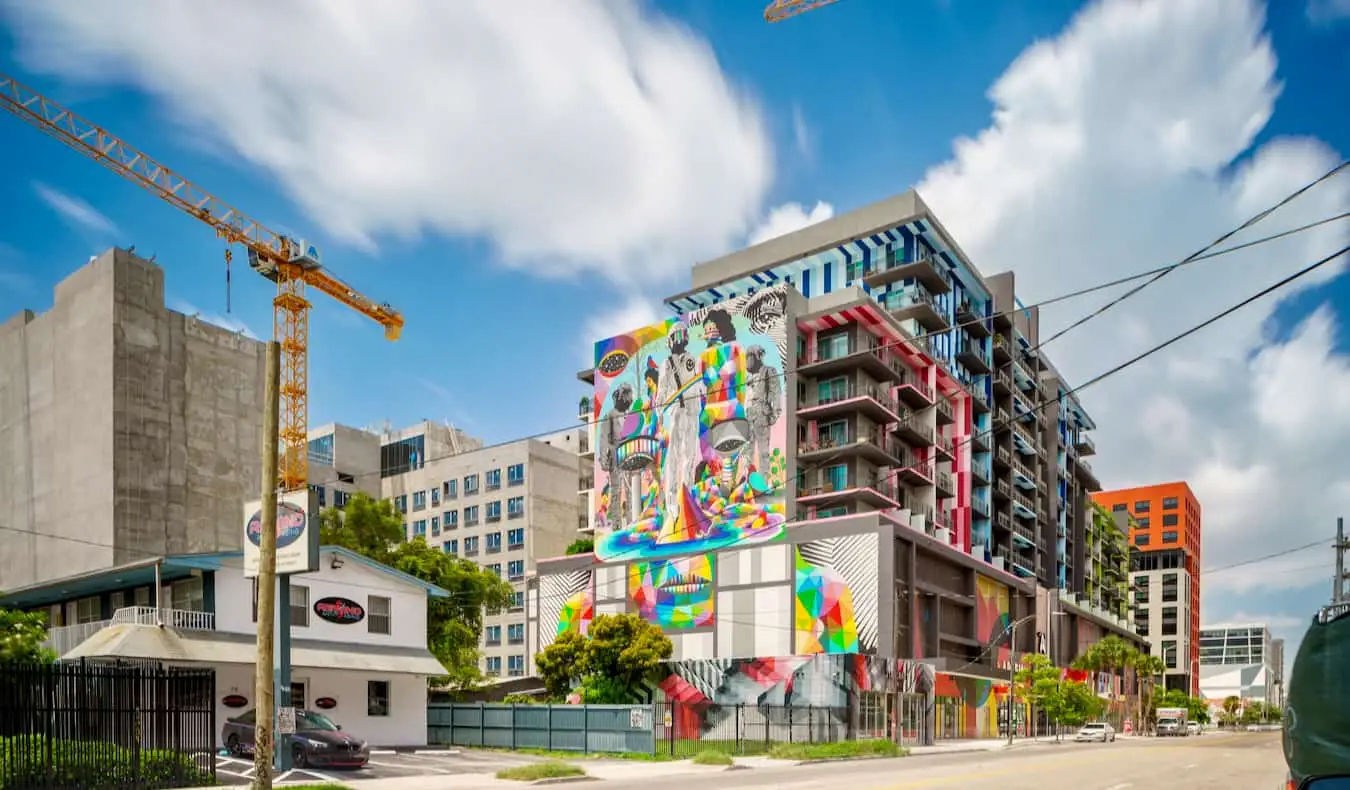 O clădire acoperită cu o pictură murală strălucitoare și colorată în Wynwood, Miami