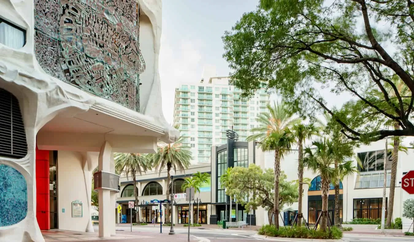 Jalan yang tenang di kawasan mewah Coconut Grove di Miami, Florida yang cerah