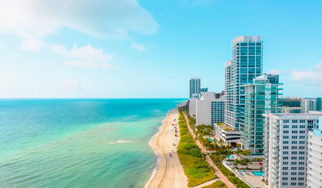 Vaade South Beachile Miami linnas koos kõrguvate hotellidega, mis ääristavad pikka liivaranda ookeani ääres