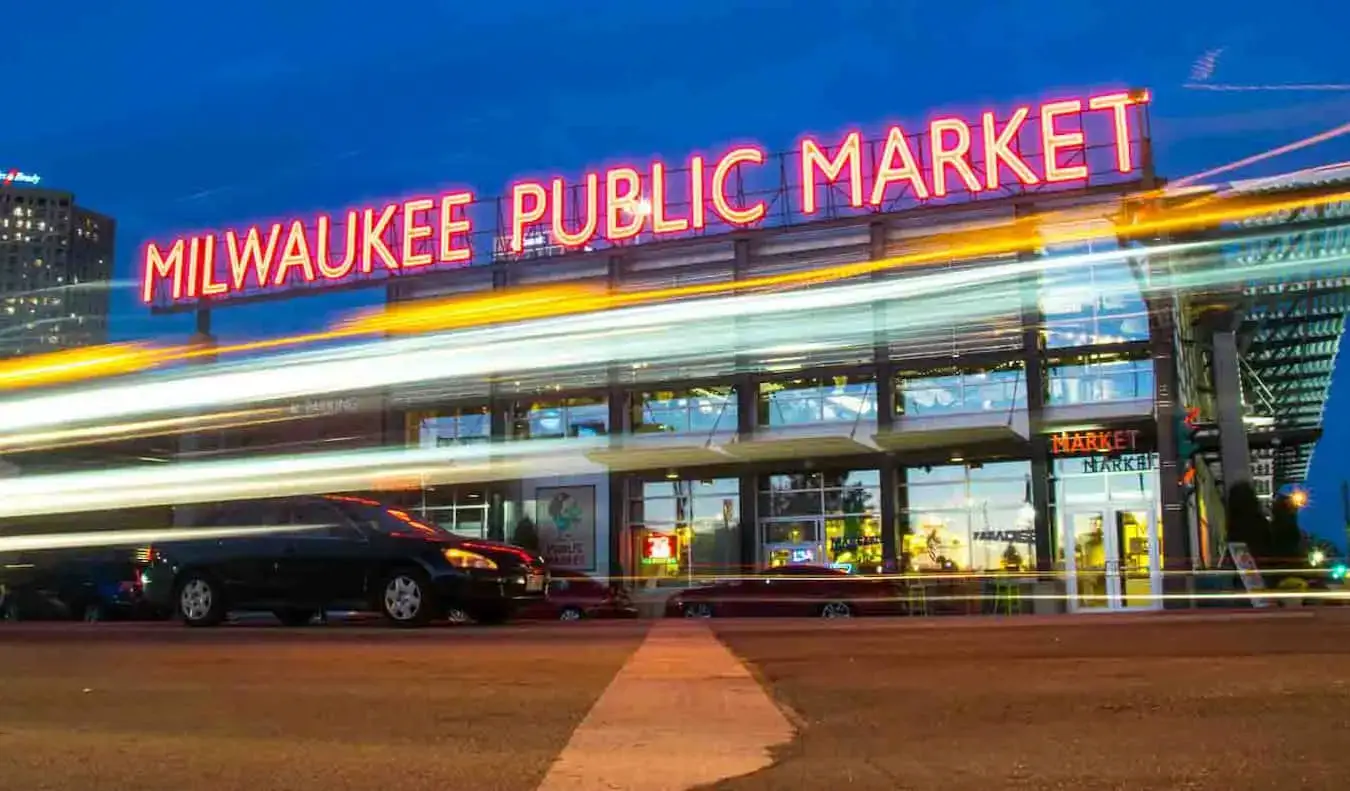 Ang sikat na Public Market sa gabi sa mataong Milwaukee, USA