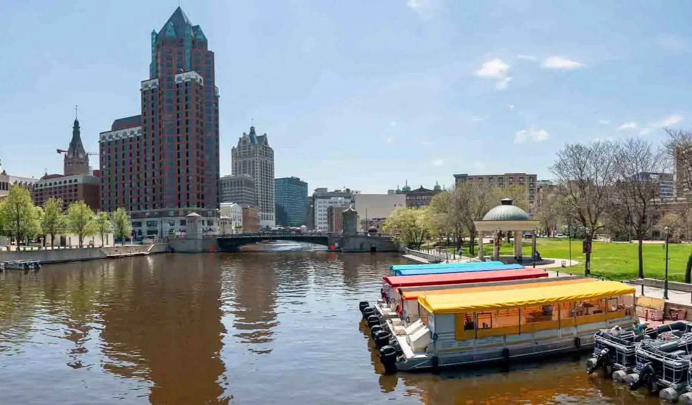 Ang nakakarelaks na Riverwalk sa tabi ng ilog sa Milwaukee, USA