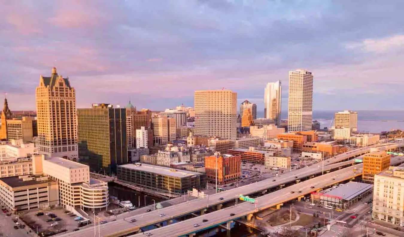 Ang skyline ng downtown Milwaukee sa gabi