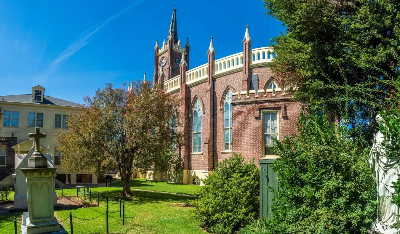 Het iconische Rosalie Mansion met zijn weelderige bomen en oude poort in Natchez, Mississippi