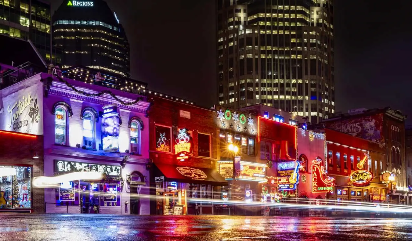 Ang mga maliliwanag na ilaw ng Honky Tony Row sa downtown Nashville