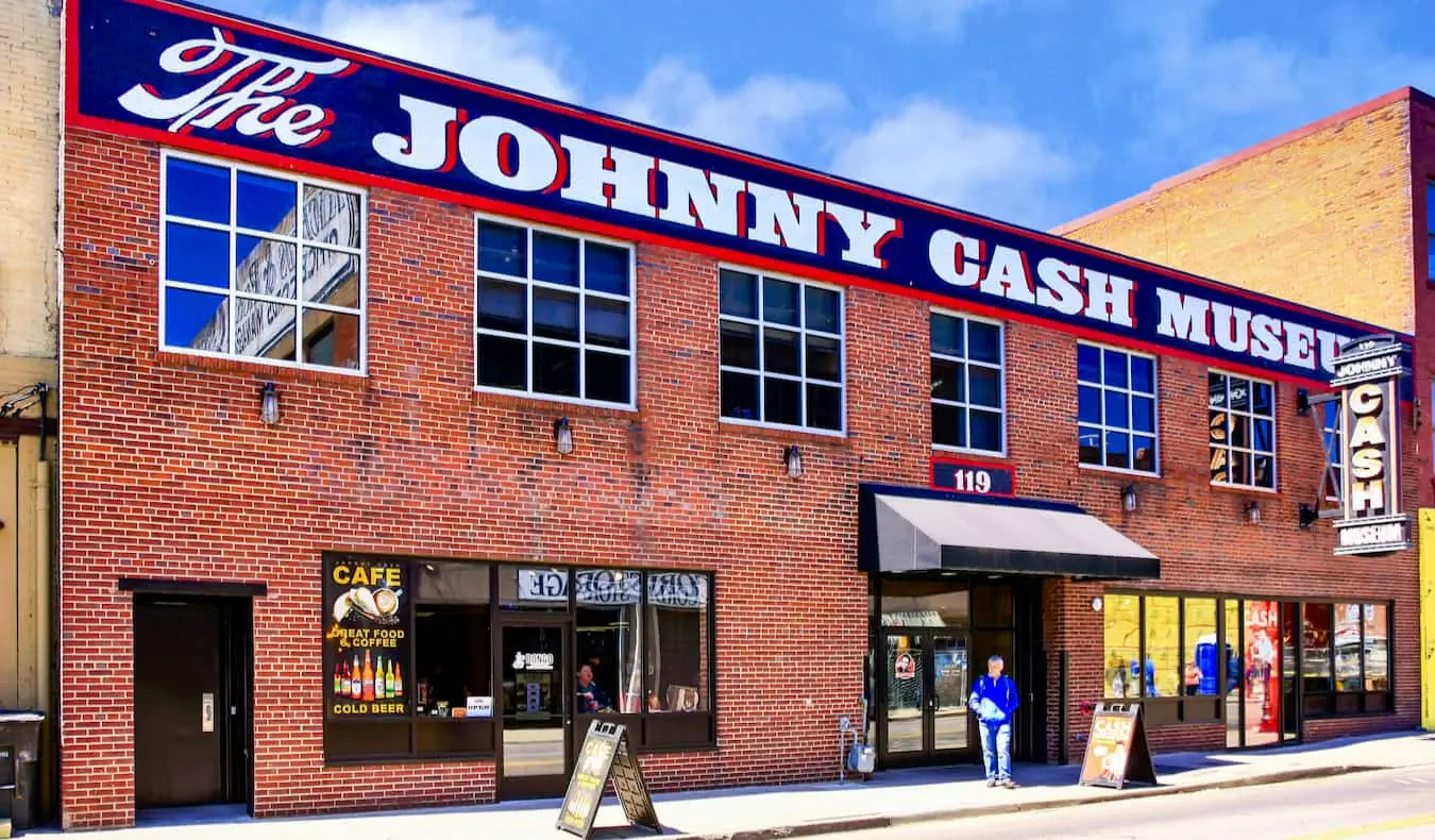 O exterior do Johnny Cash Museum em um dia ensolarado em Nashville, TN, EUA