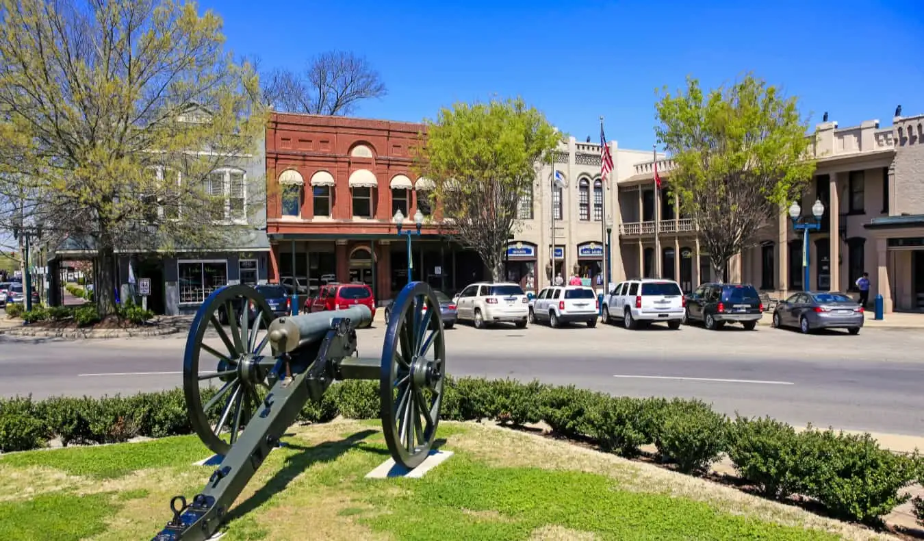 A vista do centro de Franklin, TN em um dia ensolarado de verão