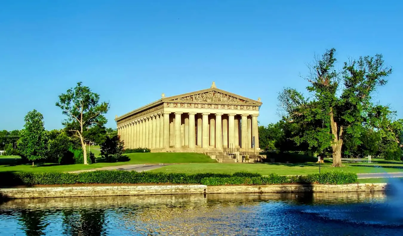 El Partenón en Nashville, Tennessee, en un día soleado de verano rodeado de vegetación