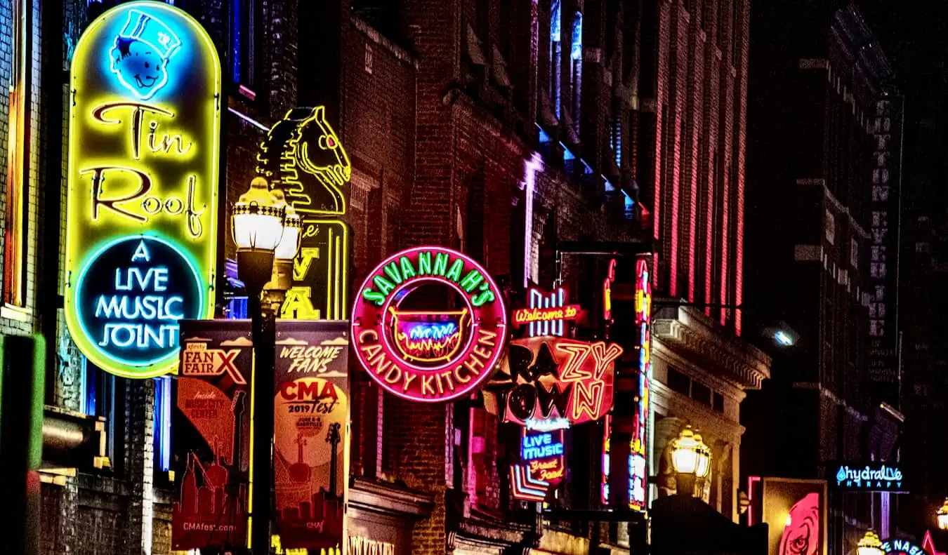 As luzes brilhantes do Honky Tonk Row em Nashville, TN acenderam à noite