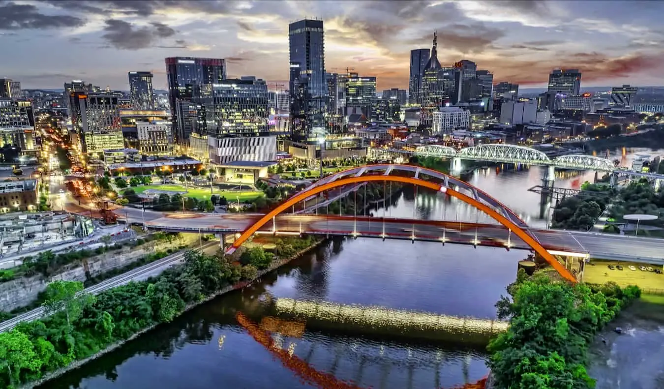 Une vue sur Nashville, Tennessee, la nuit, avec le centre-ville illuminé