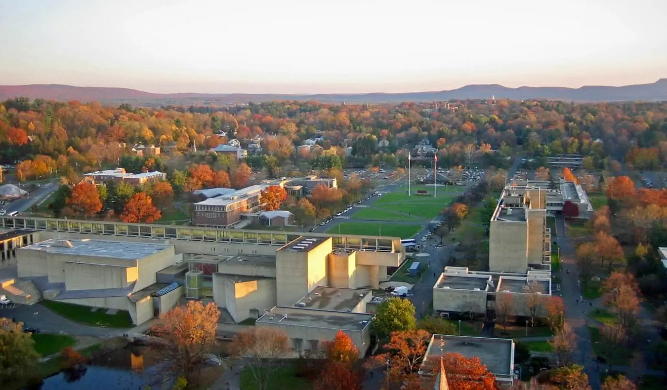 มุมมองทางอากาศของวิทยาเขต UMass ในเมืองแอมเฮิร์สต์ รัฐแมสซาชูเซตส์