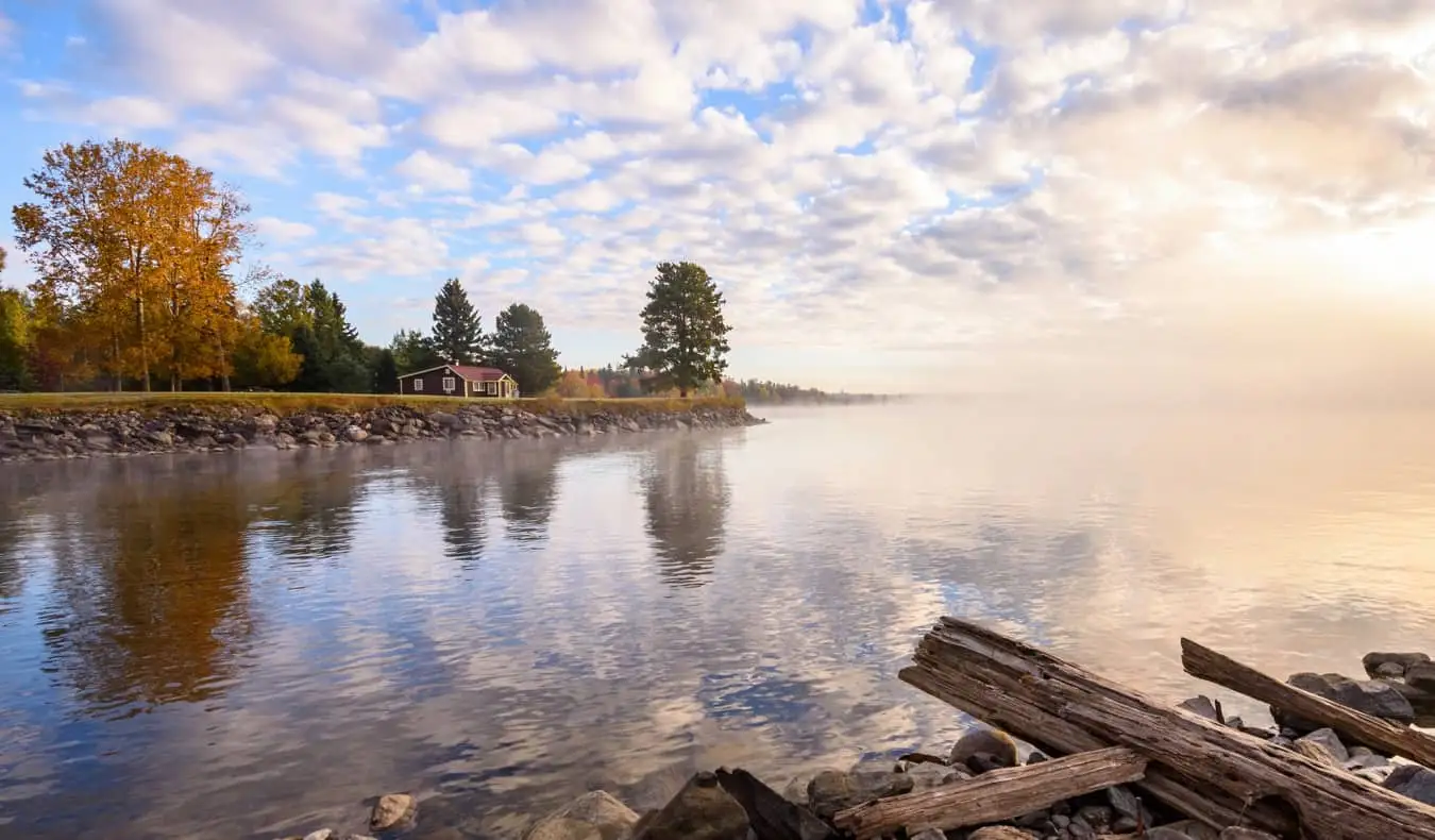 Det rolige vannet i Moosehead Lake i Maine, USA