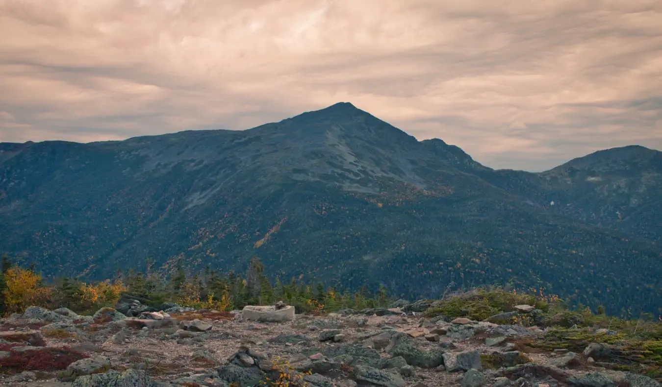 Mount Washington, New Hampshire, viden od daleč ob sončnem zahodu