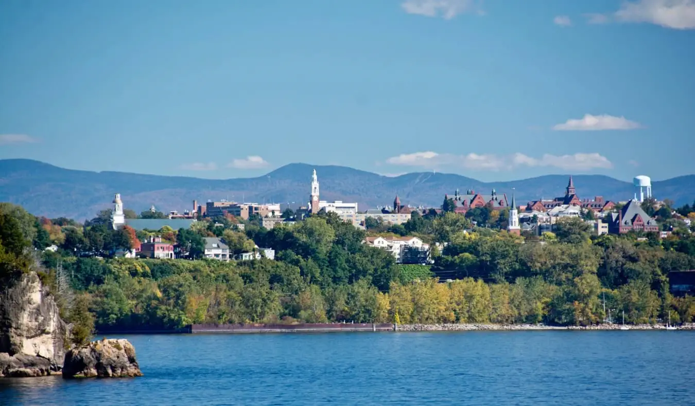 Skyline av Burlington, Vermont sett fra over innsjøen