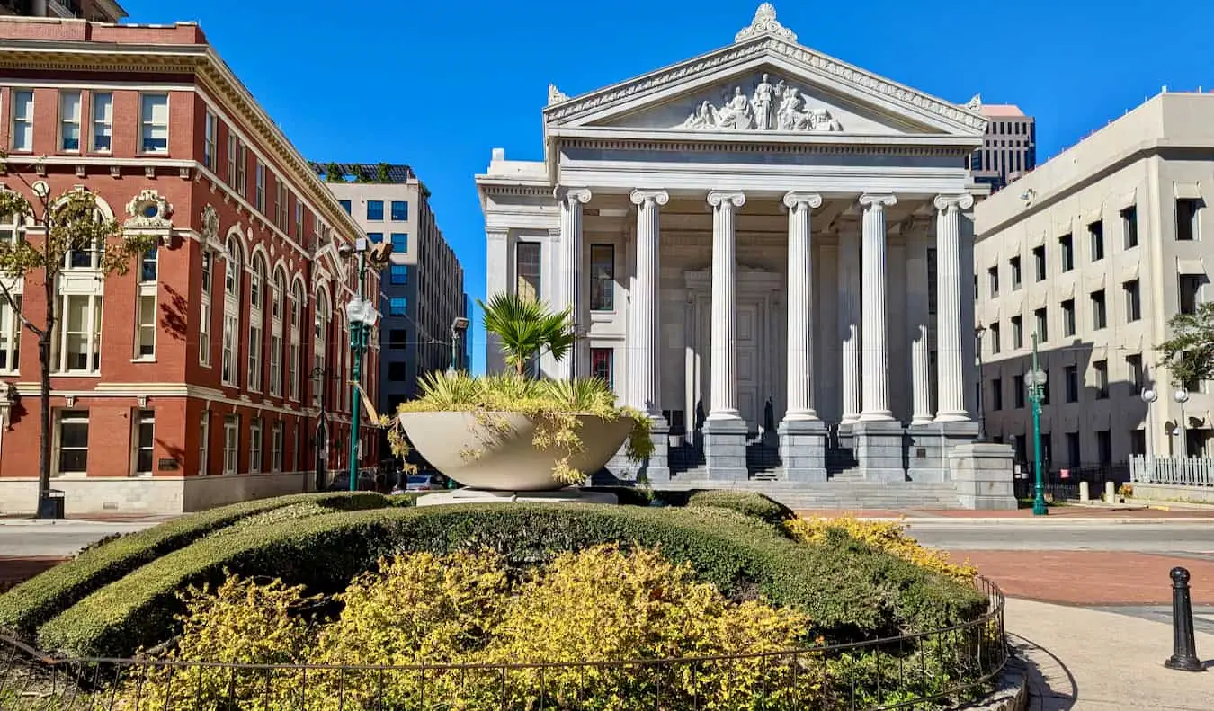 Dataran Lafayette di Daerah Gudang di New Orleans yang cerah, LA